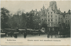 PBK-10826 De Grotemarkt met rechts het standbeeld van Erasmus. Op de achtergrond de Wijde Marktsteeg.
