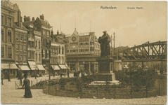 PBK-10840 Grotemarkt, oorspronkelijk een gedeelte van het Steigersgracht met het standbeeld van Erasmus. Op de ...