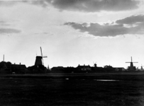 1967-670 Gezicht op Overschie met bebouwing aan de Oudedijkse Schiekade, de molens van links naar rechts: 'De ...