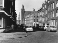 1967-692 Gezicht in de Tidemanstraat met op de voorgrond links de Rauwenhoffstraat. Op de achtergrond de Tidemanskerk ...