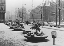 1968-237-TM-239 De Coolsingel bedekt met sneeuw. Aan de overzijde het stadhuis. Van boven naar beneden afgebeeld:- 237- ...