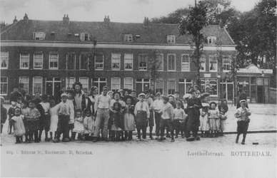 1968-2584-2 Gezicht in de Lusthofstraat.
