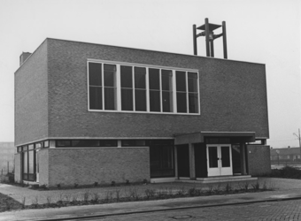 1968-27 Voorzijde kerkgebouw van de Vrije Evangelische Gemeente aan de Aristotelesstraat.