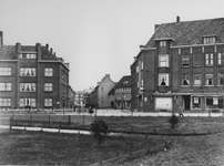 1968-983 Gezicht in de P.C.Hooftplein met op de achtergrond de Multatulistraat.
