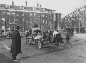1969-347-8-2 De afrit van De Willemsbrug bij de Boompjes, met in het midden een sleperswagen en rechts de spoorbrug ...