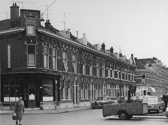 1970-1049 De Adamshofstraat gezien, vanuit de Sion Dwarsstraat en Evastraat, uit het noordoosten.