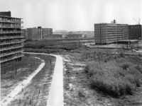 1970-1131 De Albert Schweitzerplaats, rechts een flat aan de Cordell Hullplaats en links een flat aan de Eliotplaats.