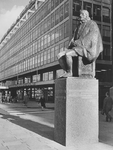 1970-2513-TM-2515 Het standbeeld van Hugo de Groot voor het stadhuis aan de Coolsingel.Van boven naar beneden ...