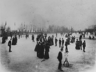 1971-1174 Schaatsers die zich vermaken op het ijs aan de Kralingse Plas. Georganiseerd door IJsclub Kralingen.