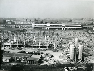 1971-1383 Bouw van het winkelcentrum Zuidplein.