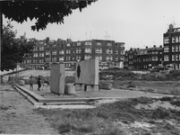 1971-1540 Spelende kinderen bij het herdenkingsmonument van H. Speikman (raadslid) in de Rhijnvis Feithstraat. Op de ...