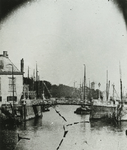 1971-307 De Oudehaven, links het Zeekantoor, in het midden de Spanjaardsbrug, op de achtergrond het Haringvliet, de ...