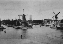 1971-402 Middenkous met op de achtergrond links molen De Distlleerketel tussen Voorhaven (links) en Achterhaven ...