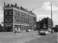 1971-919 De Rose-Spoorstraat, en links de Oranjeboomstraat.