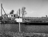 1972-1124 De Berkelse Zweth vanuit het zuiden, met bord van Hoogheemraadschap Delfland. Rechts poldermolen De Valk .