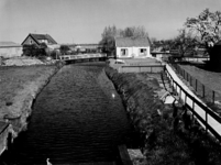 1972-1126 Gemaal met zicht op beide kaden vanuit het westen. Op de achtergrond de Molenweg (auto) met brug.