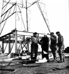 1972-13495 Opbouwwerkzaamheden olieboortoren op het Berkelse Veld.