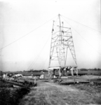 1972-13496 Opbouwwerkzaamheden olie-boortoren op het Berkelse Veld.