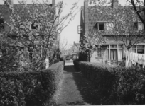 1972-1363 Langegeer vanuit de achtertuin gezien. Huizen aan de overzijde tegenover de brug Achterdonk en Langewelle.