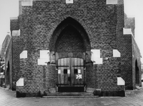 1972-2349 De hoofdingang van R.K. Antonius Abtkerk aan de Jan Kruijffstraat nummer 40.
