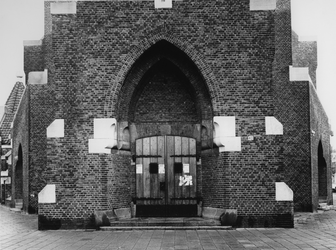 1972-2349 De hoofdingang van R.K. Antonius Abtkerk aan de Jan Kruijffstraat nummer 40.
