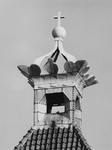 1972-2357 Detail van de RK kerk Anthonius Abt aan de Jan Kruijffstraat nummer 40. Kroon op de toren boven het altaar.