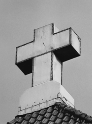 1972-2358 Detail van de RK kerk Anthonius Abt aan de Jan Kruijffstraat nummer 40. Kruis op de toren.