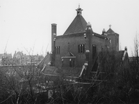 1972-2363 RK kerk Anthonius Abt aan de Jan Kruijffstraat nummer 40, gezien vanaf dak van de school aan de Mathenesserdijk.
