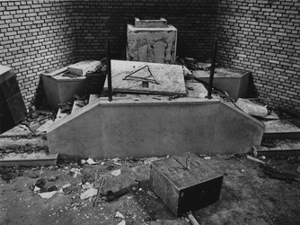 1972-2370 Verwoeste preekgestoelte achter op het podium in de R.K. Antonius Abtkerk aan de Jan Kruijffstraat nummer 40.