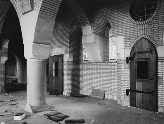 1972-2380 Interieur van de RK kerk Anthonius Abt aan de Jan Kruijffstraat nummer 40. Uitbouw in de zijdelijke muur van ...
