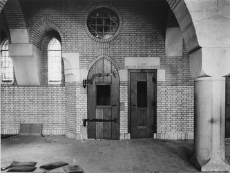 1972-2384 Interieur van de RK kerk Anthonius Abt aan de Jan Kruijffstraat nummer 40. Middelste deuren in de uitbouw aan ...