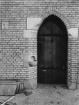 1972-2390 Deur met wijwaterbakje tussen kaarsentafel (links) en ingang (rechts. R.K. Antonius Abtkerk aan de Jan ...