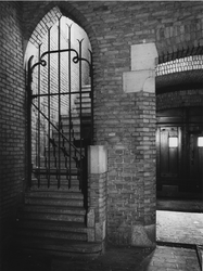 1972-2393 Portaal tussen hoofdingang buitendeur (rechts) en toegang tot middenschip van de kerk, links trap naar toren. ...