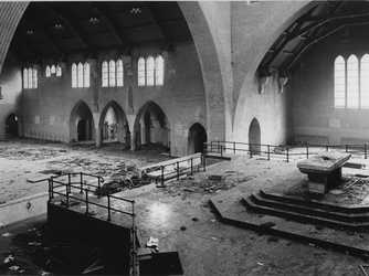 1972-2395 Overzicht van de noordzijde van het bouwwerk, vanaf het podium. R.K. Antonius Abtkerk aan de Jan ...