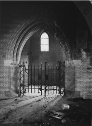 1972-2401 Hekwerk voor toegang naar uitbouw in de noordelijke zijde van de R.K. Antonius Abtkerk, aan de Jan ...