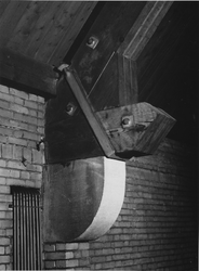 1972-2412 Bevestiging hanebalken boven balkon waarop orgel stond, zuidelijke zijbeuk. R.K. Antonius Abtkerk, aan de Jan ...
