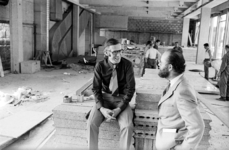 1972-38762-4 Felix Valk en zijn assistent Cees van der Geer in het in aanbouw zijnde kunstcentrum Lijnbaan.