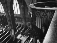 1972-617 De rechter zijbeuk, gezien vanaf het koor in de Rooms-katholieke kerk 'Onze Lieve Vrouwe van Lourdes en de ...