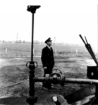 1972-7214 Man in uniform bij de oliewinplaats op het Berkelse Veld.