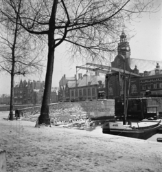 1972-8279 De Voorhaven, de Piet Heynsbrug en de Oude Kerk na sneeuwval.