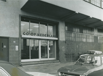 1973-1119 Toegangdeuren tot het kantoor van Co-op Nederland (Haka) aan de Vierhavensstraat.