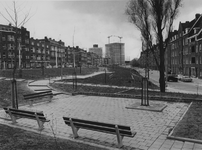 1973-1205 Gezicht op de Mathenesserdijk met op de voorgrond het P.C. Hooftplein en op de achtergrond nieuwbouw aan het ...