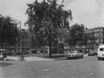1974-1413 Taandersstraat met trafohuis op het pleintje, gezien vanuit de Mathenesserstraat.