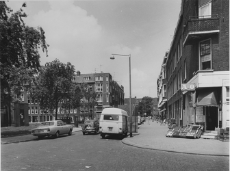 1974-1414 Taandersstraat met links transformatorhuis op het pleintje, vanaf de Mathenesserstraat.