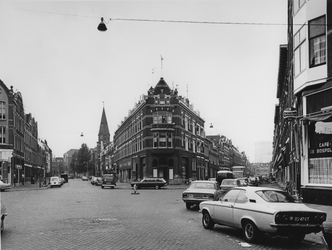 1974-1500 Rosier Faassenstraat met rechts de Rosenveldtstraat. Links op de achtergrond de Gereformeerde ...
