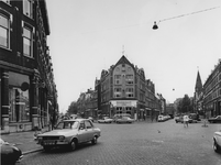1974-1501 Rosier Faassenstraat met links de Catharina Beersmansstraat. Rechts op de achtergrond de Gereformeerde ...