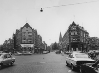 1974-1502 Rosier Faassenstraat met links de Catharina Beersmansstraat en rechts de Rosenveldtstraat. In de midden op de ...