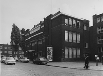 1974-1561 Christelijke school voor kleuteronderwijs aan de Zoutziedersstraat. Op de achtergrond de Kleine Visserijstraat.