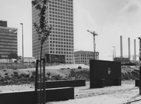 1974-1562 Rhijnvis Feithstraat, monument van H. Spiekman in houten bepakking. Op de achtergrond kantoorflats van Van ...