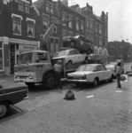 1974-1582 Verwjdering van autowrakken door de Autowrakkendienst in de Catharina Beersmansstraat.